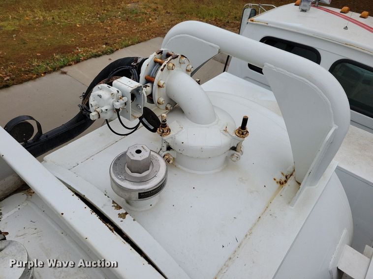 image for item LO9840 2000  Sterling L7500  vacuum truck