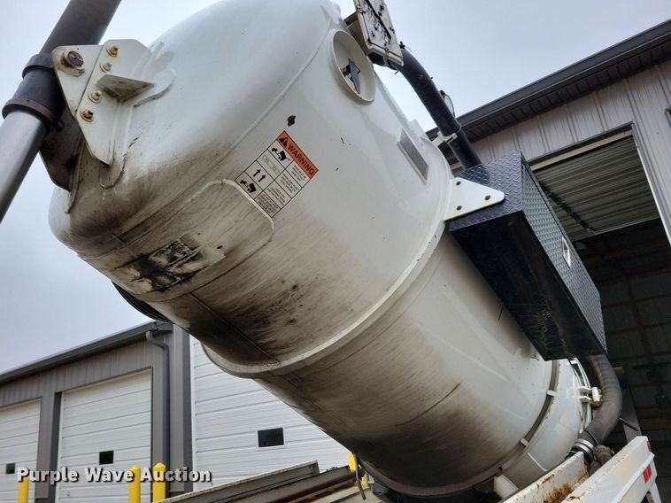 image for item LO9840 2000  Sterling L7500  vacuum truck