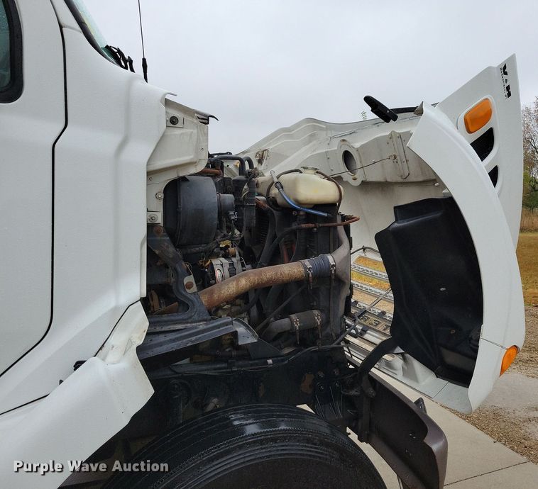 image for item LO9840 2000  Sterling L7500  vacuum truck