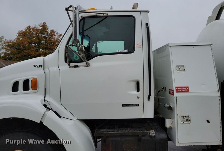 image for item LO9840 2000  Sterling L7500  vacuum truck