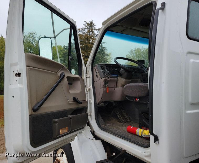 image for item LO9840 2000  Sterling L7500  vacuum truck