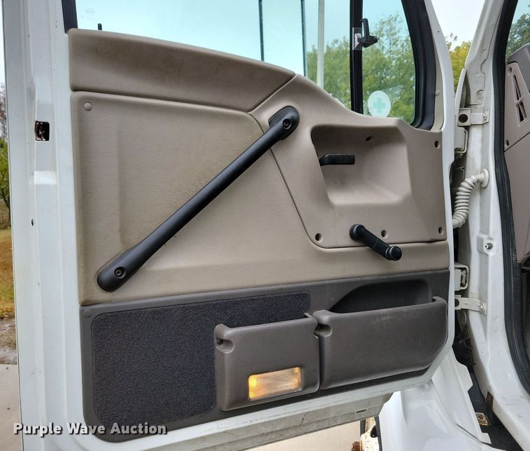 image for item LO9840 2000  Sterling L7500  vacuum truck