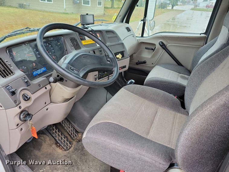 image for item LO9840 2000  Sterling L7500  vacuum truck