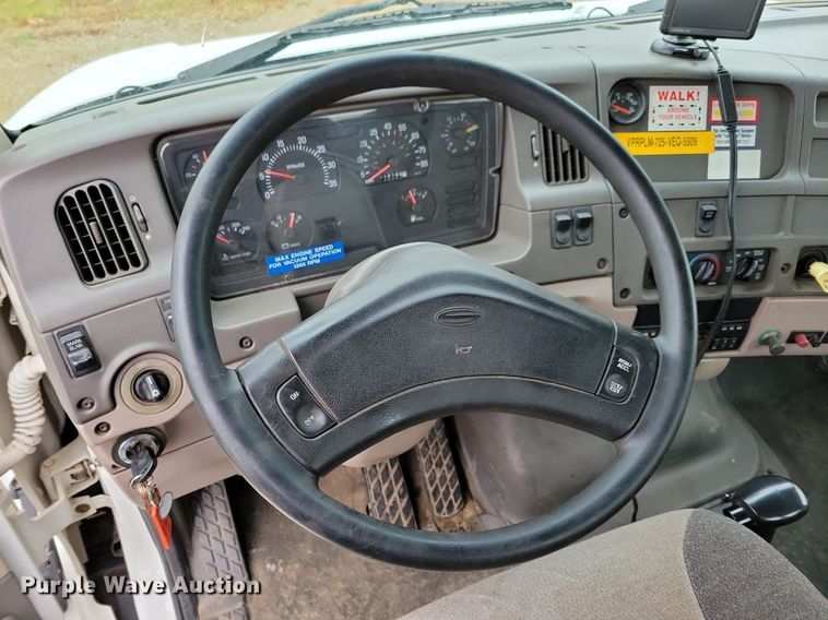 image for item LO9840 2000  Sterling L7500  vacuum truck