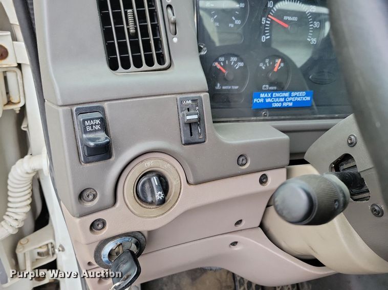 image for item LO9840 2000  Sterling L7500  vacuum truck