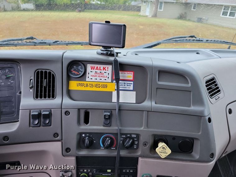 image for item LO9840 2000  Sterling L7500  vacuum truck