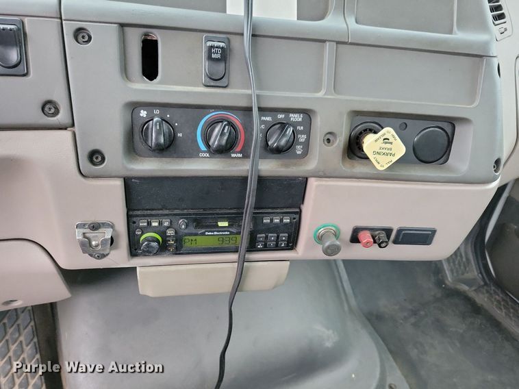 image for item LO9840 2000  Sterling L7500  vacuum truck