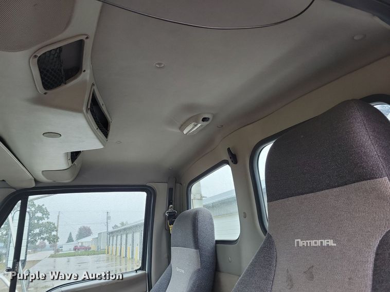 image for item LO9840 2000  Sterling L7500  vacuum truck