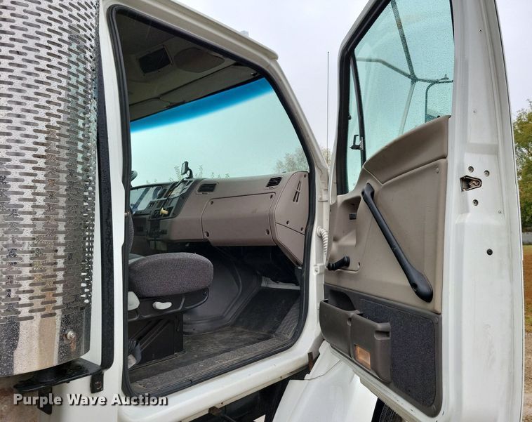 image for item LO9840 2000  Sterling L7500  vacuum truck