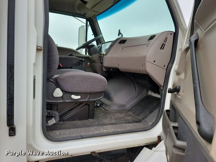 image for item LO9840 2000  Sterling L7500  vacuum truck