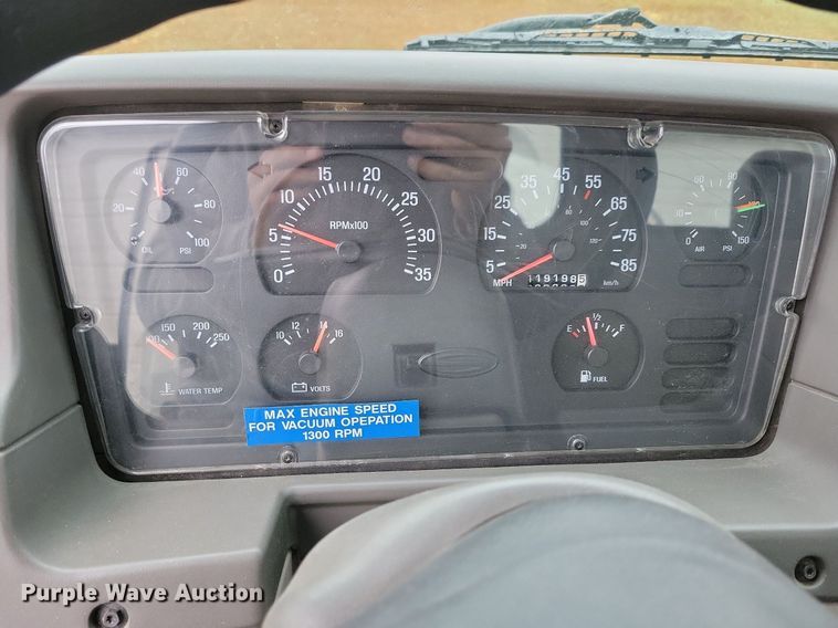 image for item LO9840 2000  Sterling L7500  vacuum truck