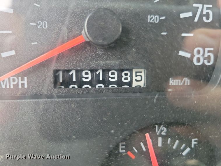 image for item LO9840 2000  Sterling L7500  vacuum truck