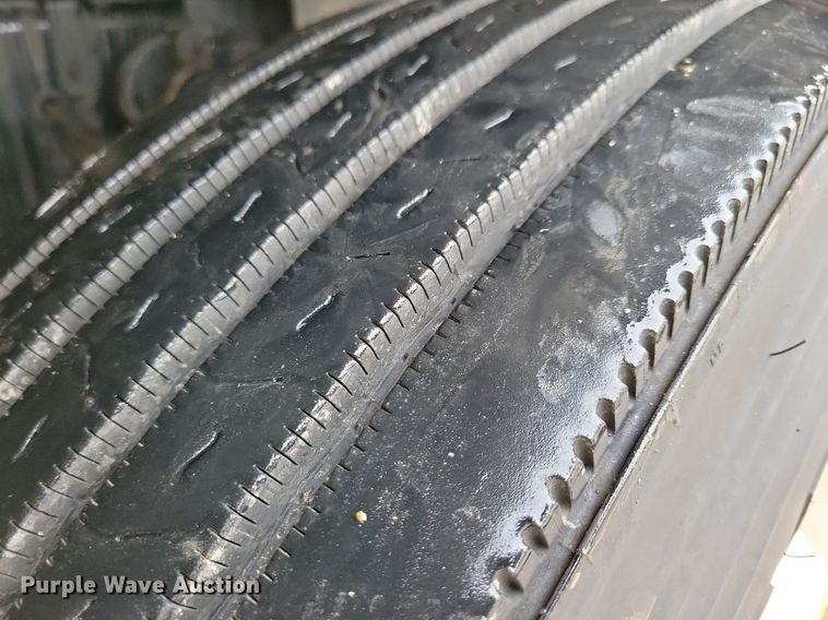 image for item LO9840 2000  Sterling L7500  vacuum truck