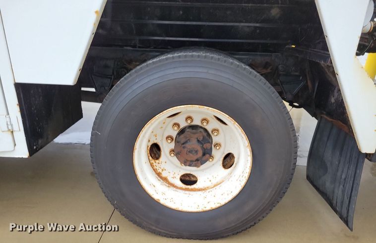 image for item LO9840 2000  Sterling L7500  vacuum truck