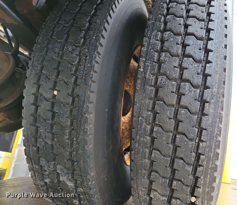 image for item LO9840 2000  Sterling L7500  vacuum truck