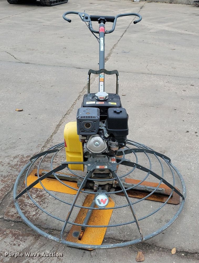 image for item LO9926 2017 Wacker Neuson CT48  power trowel