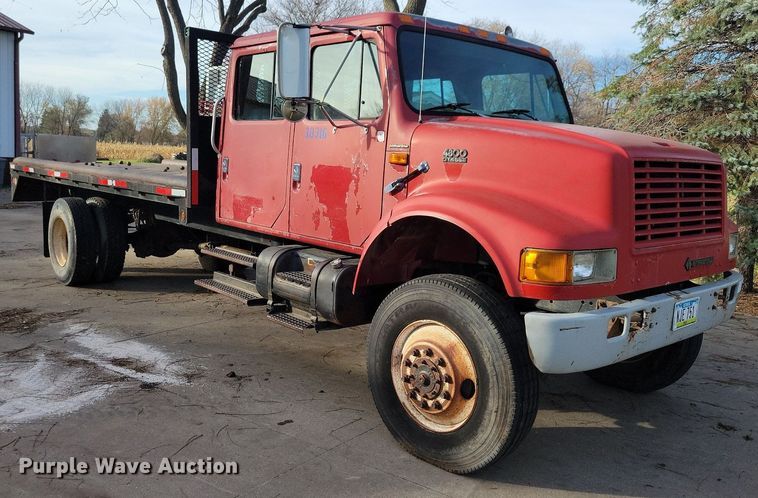 image for item LO9945 1999 International 4800  Crew Cab flatbed truck