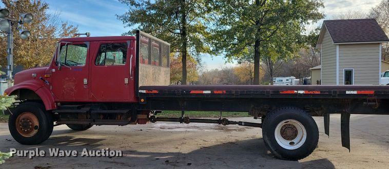 image for item LO9945 1999 International 4800  Crew Cab flatbed truck