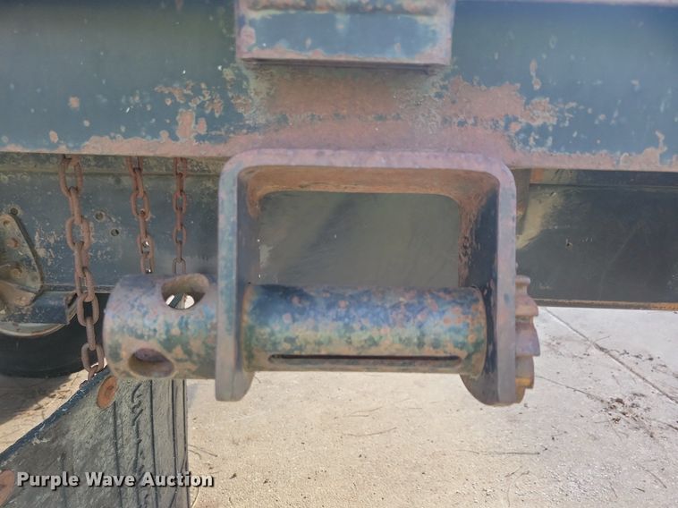 image for item LO9945 1999 International 4800  Crew Cab flatbed truck