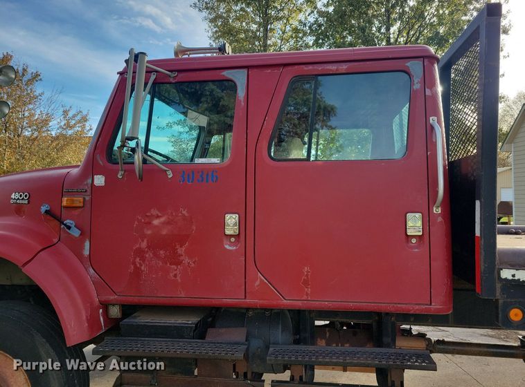 image for item LO9945 1999 International 4800  Crew Cab flatbed truck