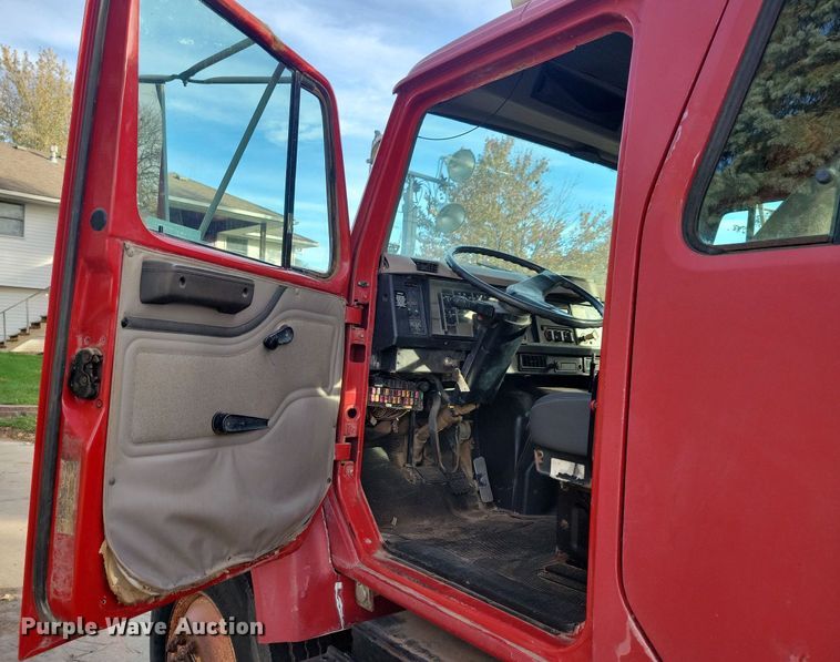 image for item LO9945 1999 International 4800  Crew Cab flatbed truck