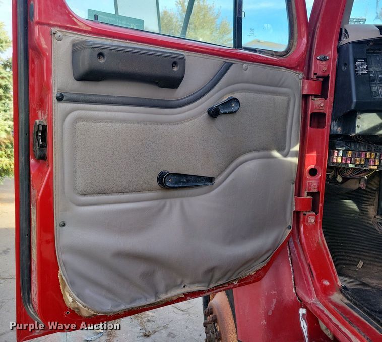 image for item LO9945 1999 International 4800  Crew Cab flatbed truck