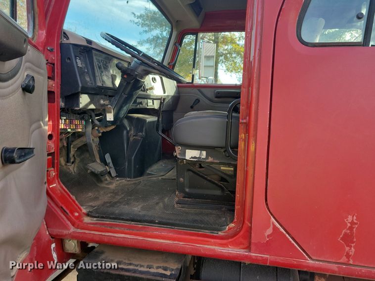 image for item LO9945 1999 International 4800  Crew Cab flatbed truck