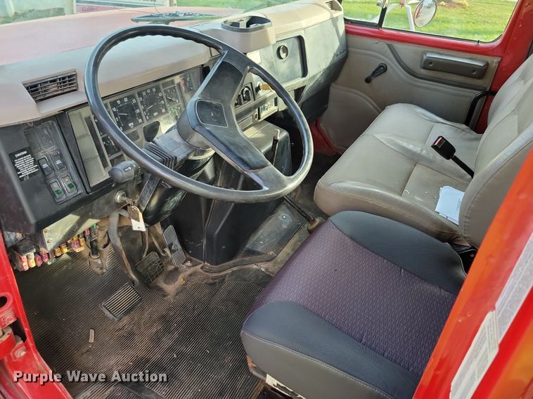 image for item LO9945 1999 International 4800  Crew Cab flatbed truck