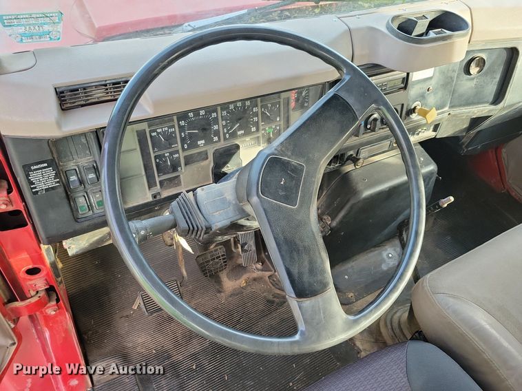 image for item LO9945 1999 International 4800  Crew Cab flatbed truck