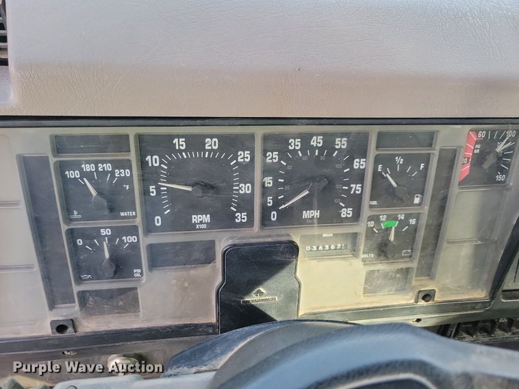 image for item LO9945 1999 International 4800  Crew Cab flatbed truck