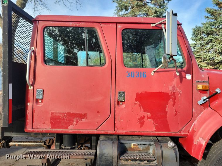 image for item LO9945 1999 International 4800  Crew Cab flatbed truck