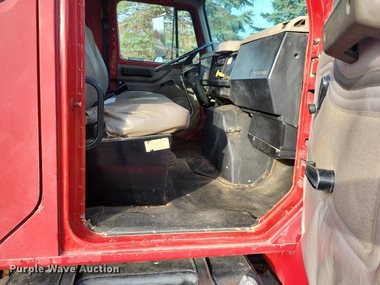 image for item LO9945 1999 International 4800  Crew Cab flatbed truck