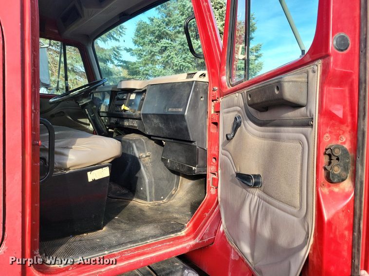 image for item LO9945 1999 International 4800  Crew Cab flatbed truck