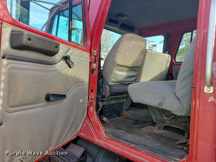 image for item LO9945 1999 International 4800  Crew Cab flatbed truck