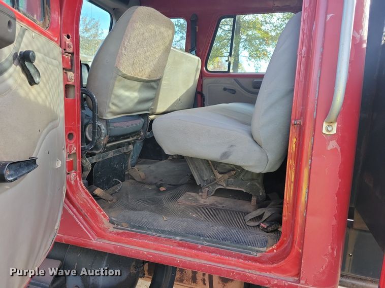 image for item LO9945 1999 International 4800  Crew Cab flatbed truck