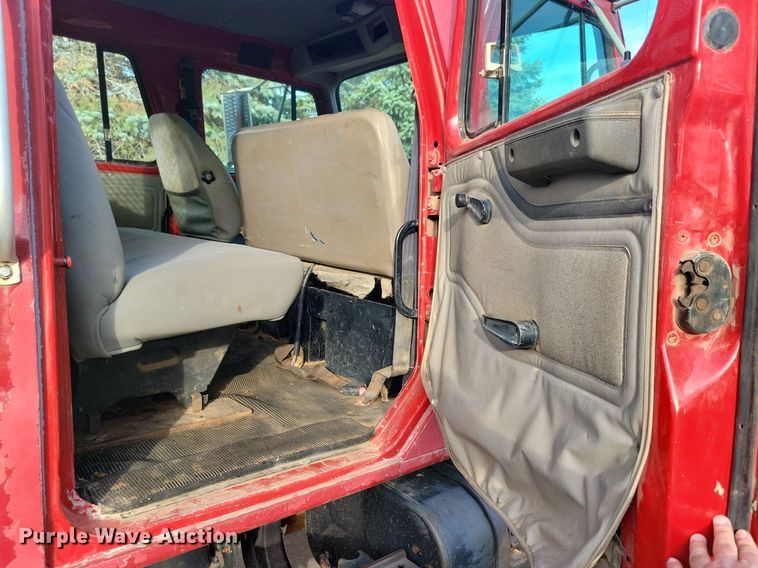 image for item LO9945 1999 International 4800  Crew Cab flatbed truck