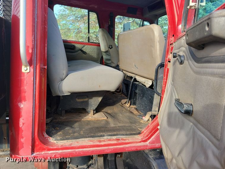 image for item LO9945 1999 International 4800  Crew Cab flatbed truck