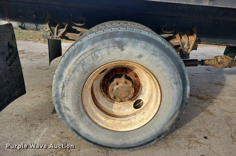 image for item LO9945 1999 International 4800  Crew Cab flatbed truck