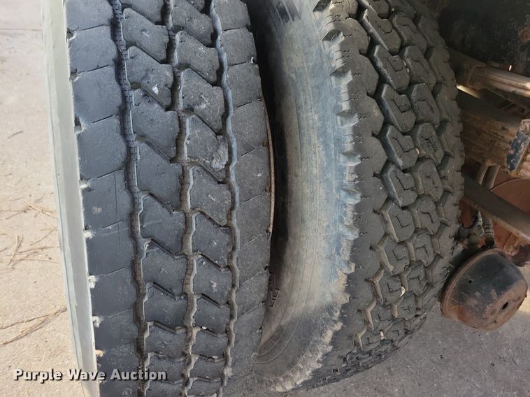 image for item LO9945 1999 International 4800  Crew Cab flatbed truck