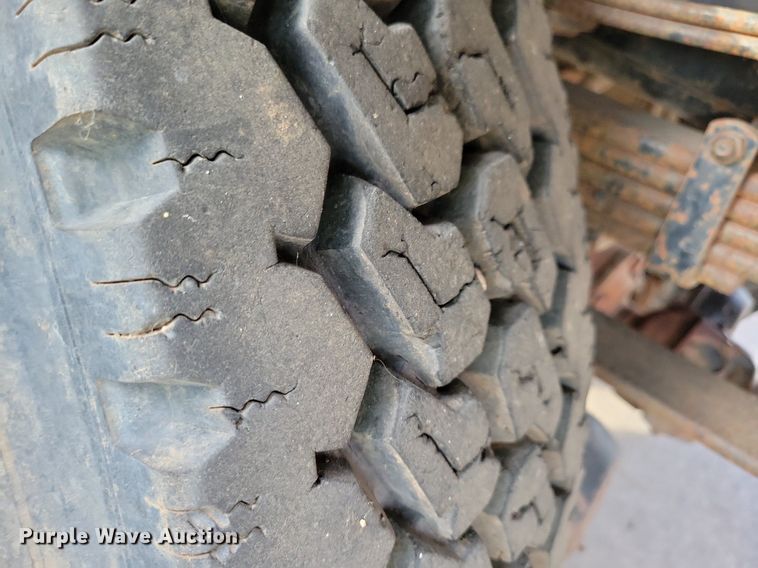 image for item LO9945 1999 International 4800  Crew Cab flatbed truck