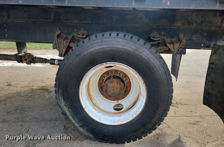 image for item LO9945 1999 International 4800  Crew Cab flatbed truck