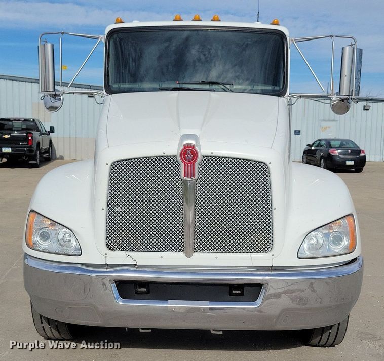 image for item LO9947 2014 Kenworth T370  truck cab and chassis