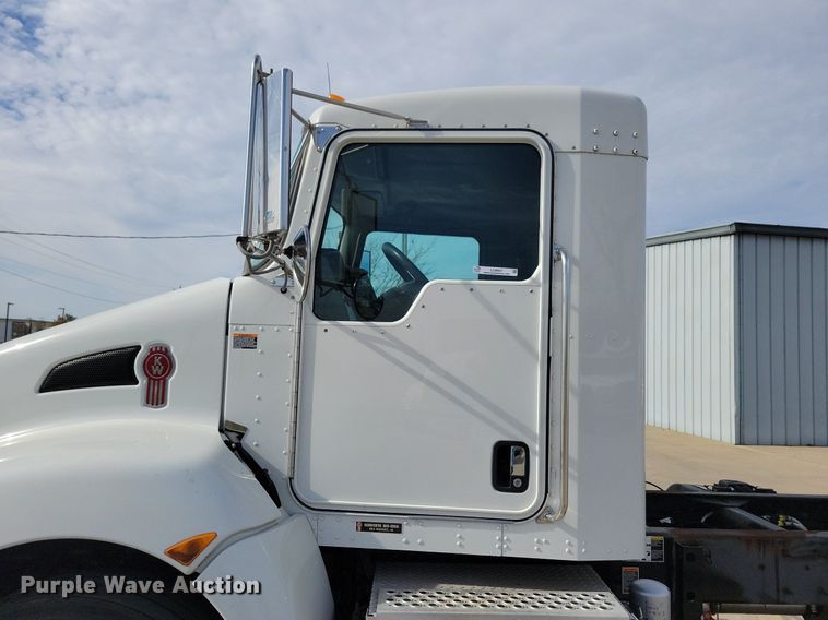 image for item LO9947 2014 Kenworth T370  truck cab and chassis