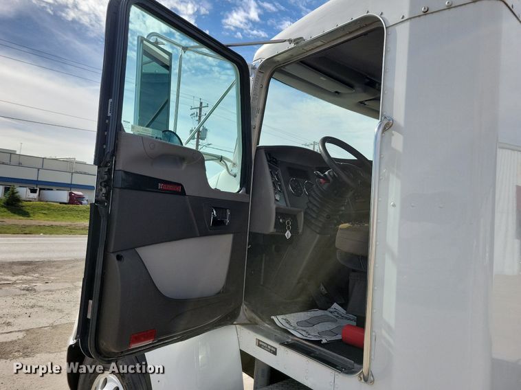 image for item LO9947 2014 Kenworth T370  truck cab and chassis
