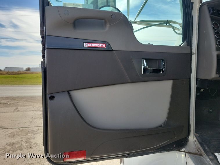 image for item LO9947 2014 Kenworth T370  truck cab and chassis