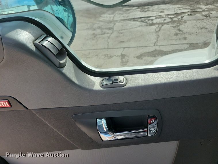 image for item LO9947 2014 Kenworth T370  truck cab and chassis