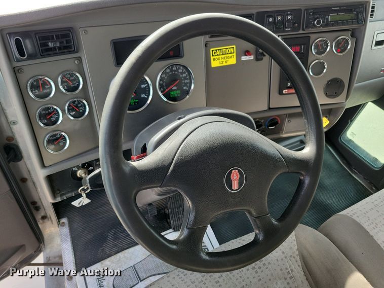 image for item LO9947 2014 Kenworth T370  truck cab and chassis