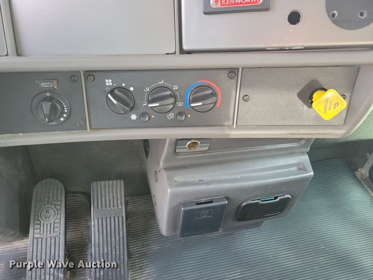 image for item LO9947 2014 Kenworth T370  truck cab and chassis