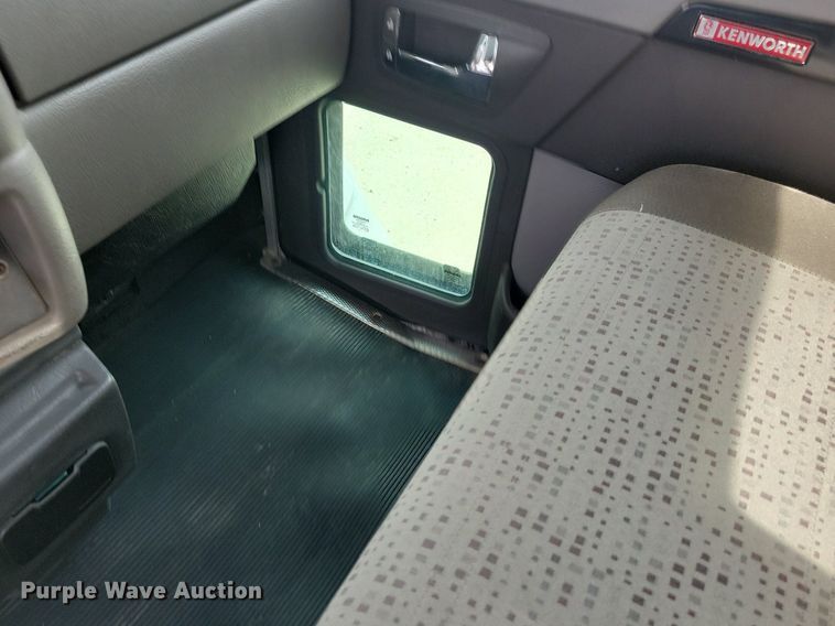 image for item LO9947 2014 Kenworth T370  truck cab and chassis