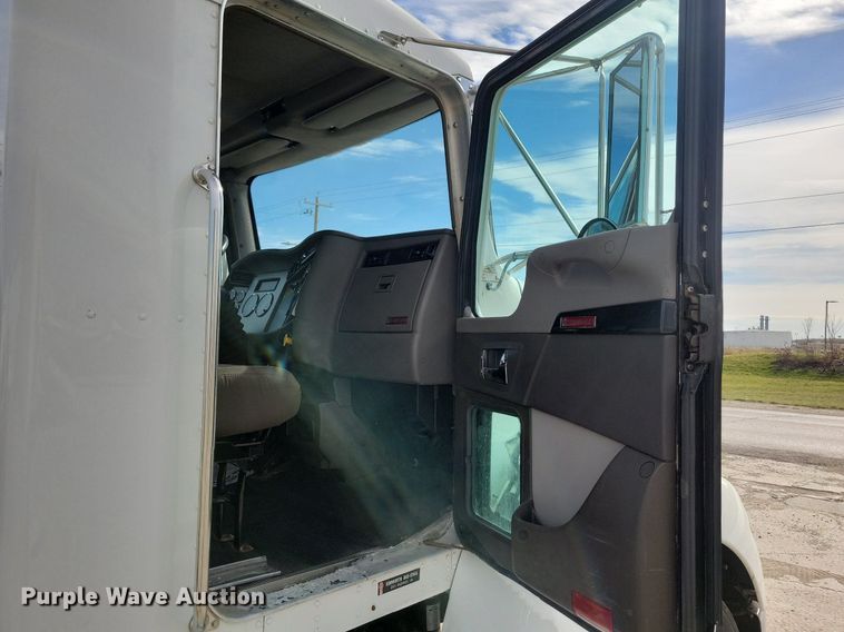 image for item LO9947 2014 Kenworth T370  truck cab and chassis